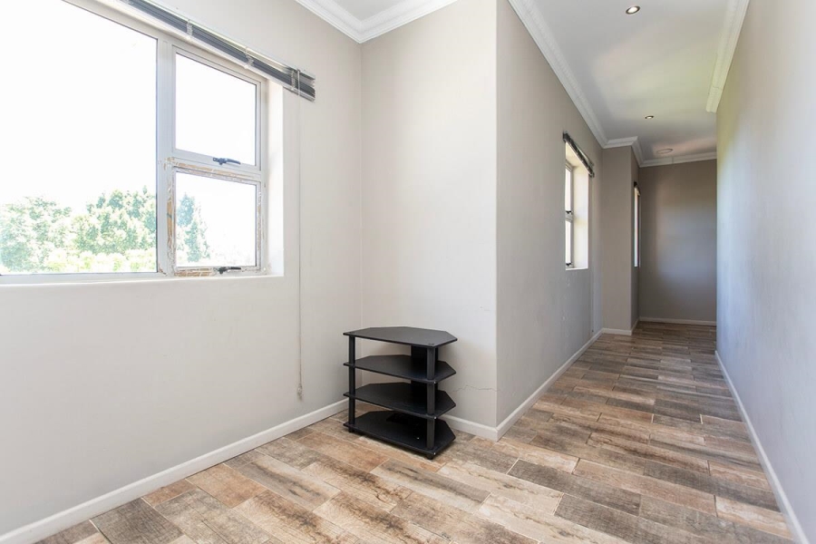 6 Bedroom Property for Sale in Vredekloof Heights Western Cape